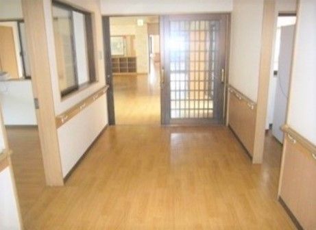 ふるさとのたより姫路の廊下。車いすでの生活を楽に行っていただけるバリアフリー設計となっております。