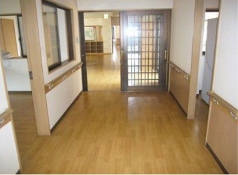 ふるさとのたより姫路の廊下。明るく見通しの良い廊下です。夜間お一人でのご利用も安心して行えます。
