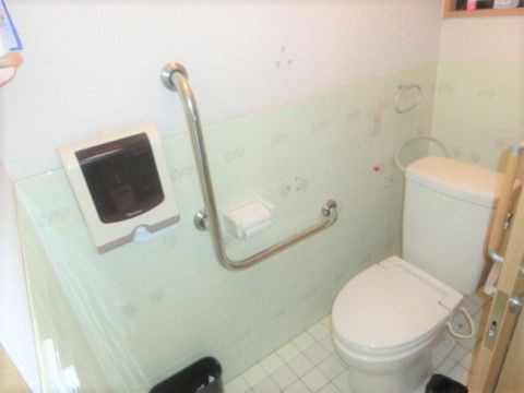 ふるさとのたより姫路のトイレ。入居者様・来訪者様を問わずどなた様でもお使いいただけるトイレです。