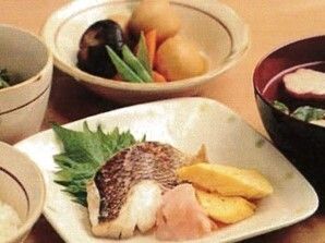 焼き魚や吸い物、野菜の煮物のセット