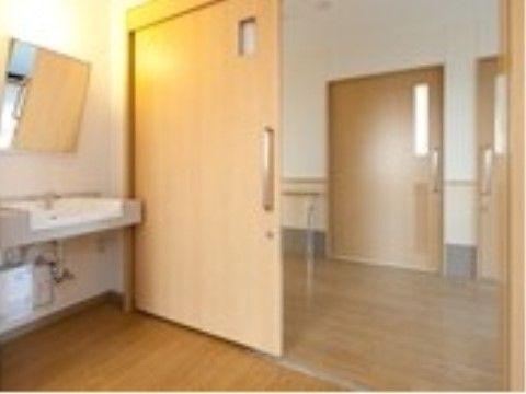 やさしい手ゆにしすまえの洗面台。鏡が斜めになっているので、車イスの方も使用しやすいです。