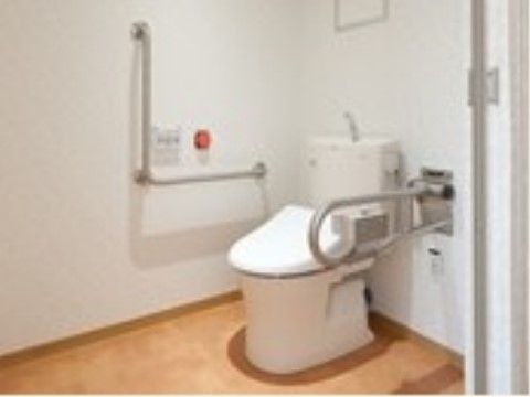やさしい手ゆにしすまえののトイレ。トイレには緊急ブザーも設置。