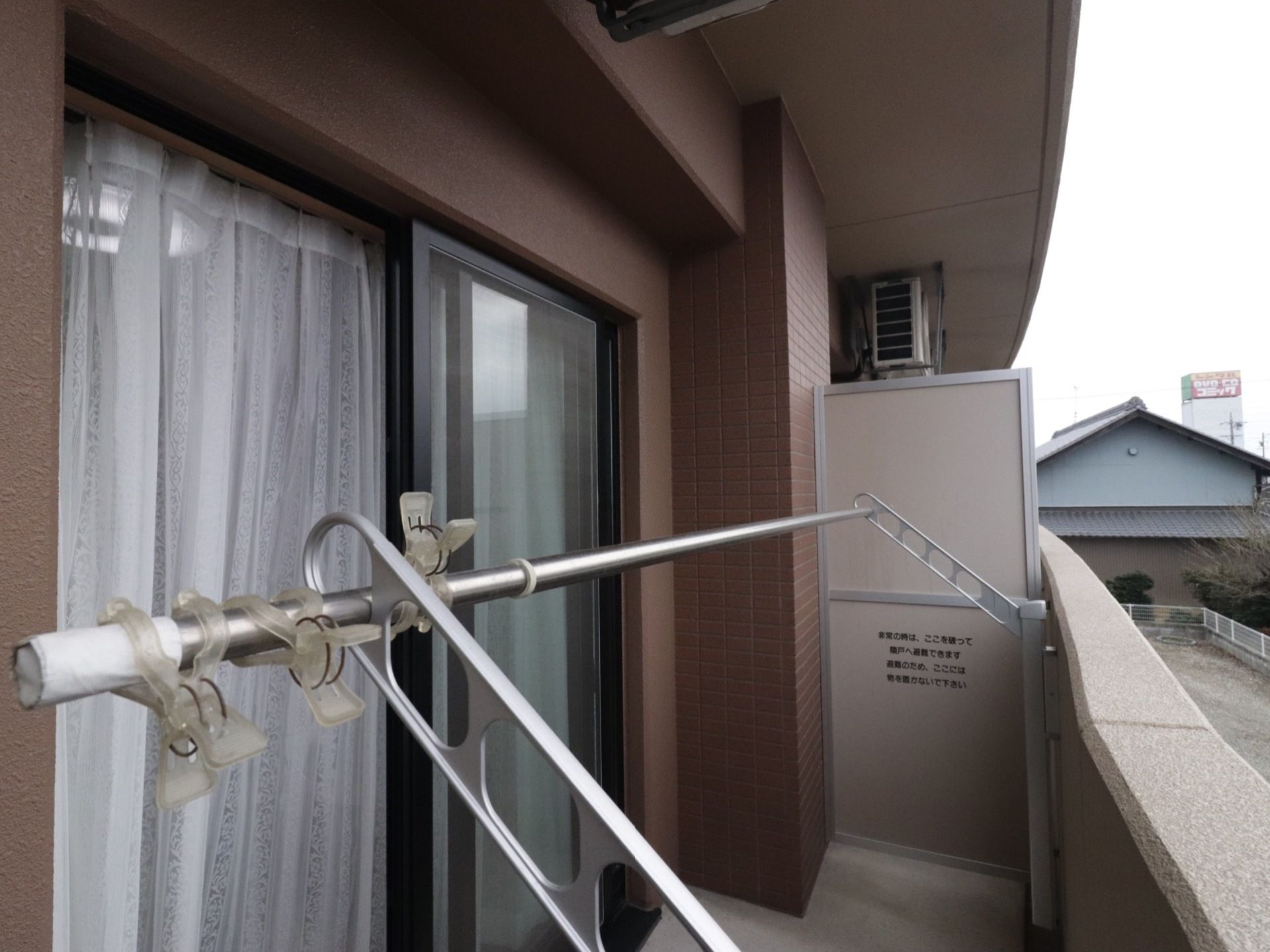 洗濯物干しが設置してあり、屋根がついている。外に出ずに洗濯物を干すことができる距離と高さに合わせてある。