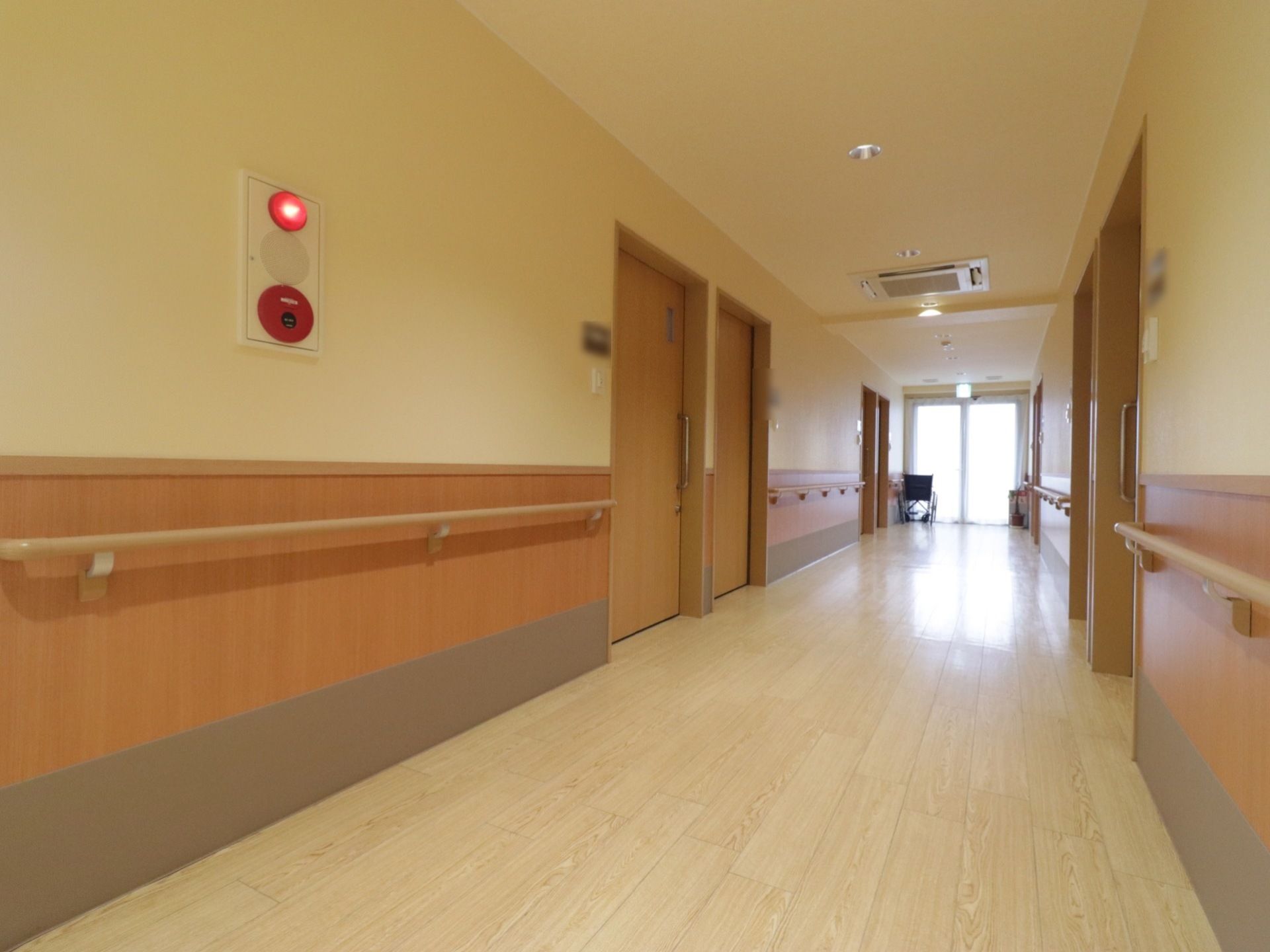 突き当りに大きな窓があり日当たりがよい。壁には手すりが設置してある。扉はすべてスライド式になっている。