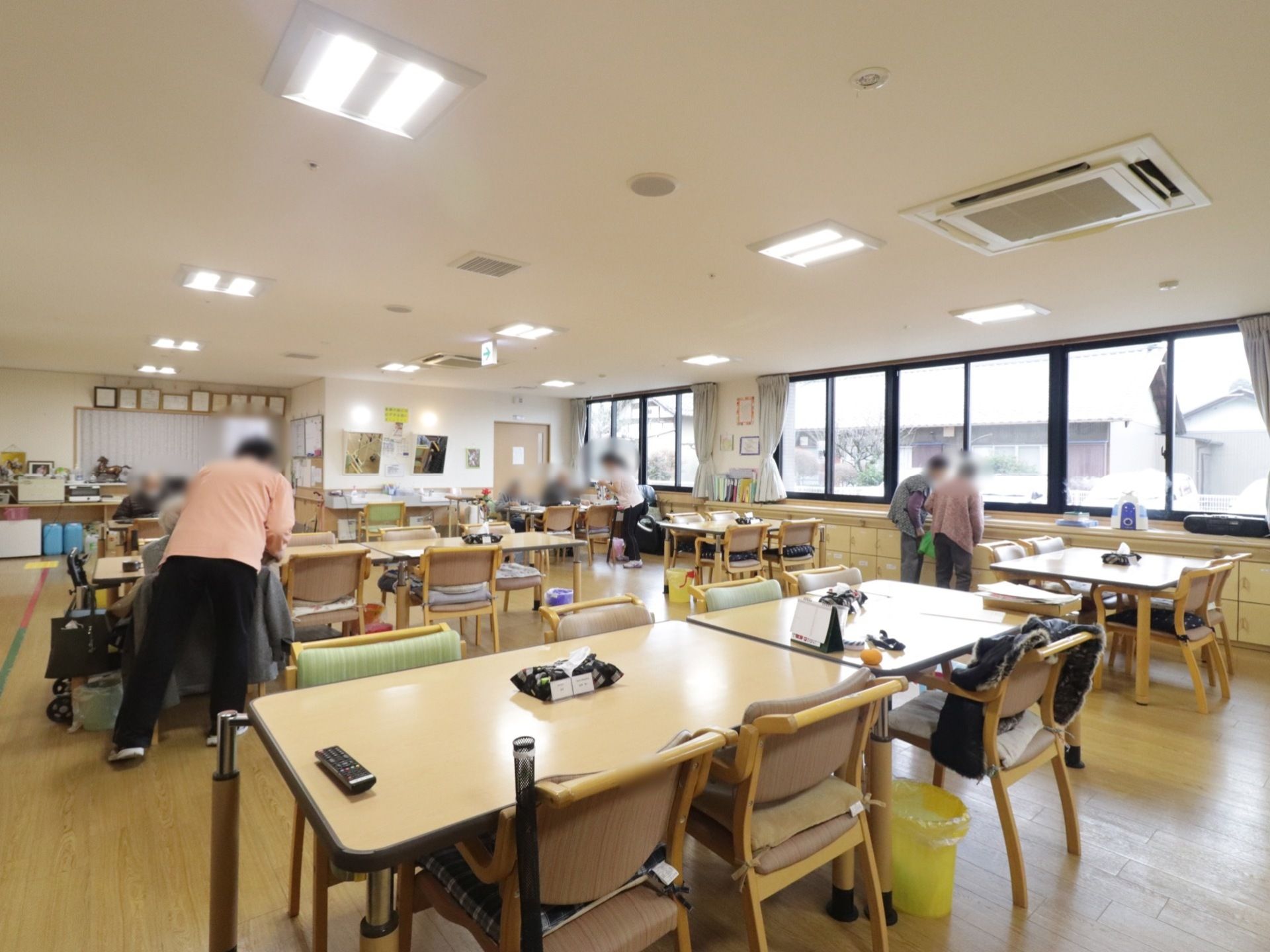 たくさんの窓がある共有スペース。十分な椅子と机を設置している。広い空間で自由な時間を過ごすことができる。