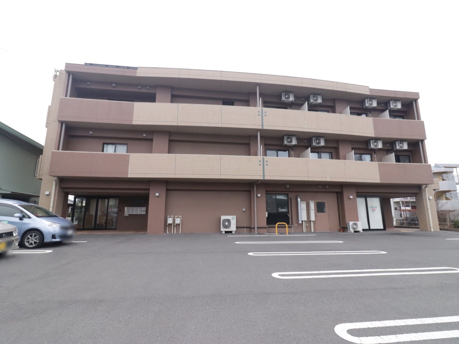 3階建ての丈夫な建物。広い駐車場がある。周りには障害物がなく日当たりが良い。個室にはベランダが付いている。