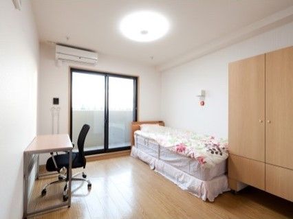 やさしい手ゆにしすまえのの居室。居室はベッド、デスク、収納スペースを設置。
