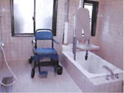 かもんの介護浴室。介助器具が充実しているこちらではより高度な技術でご入浴をお手伝いいたします。