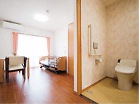 介護用ベッドと、広い洋式トイレがある日当たりの良い居室