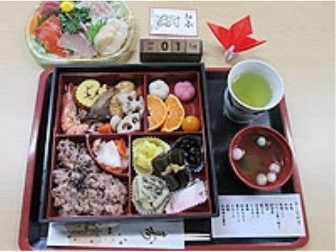 お赤飯やお刺身、おせち料理などを盛り合わせたおしながき付きのお正月膳
