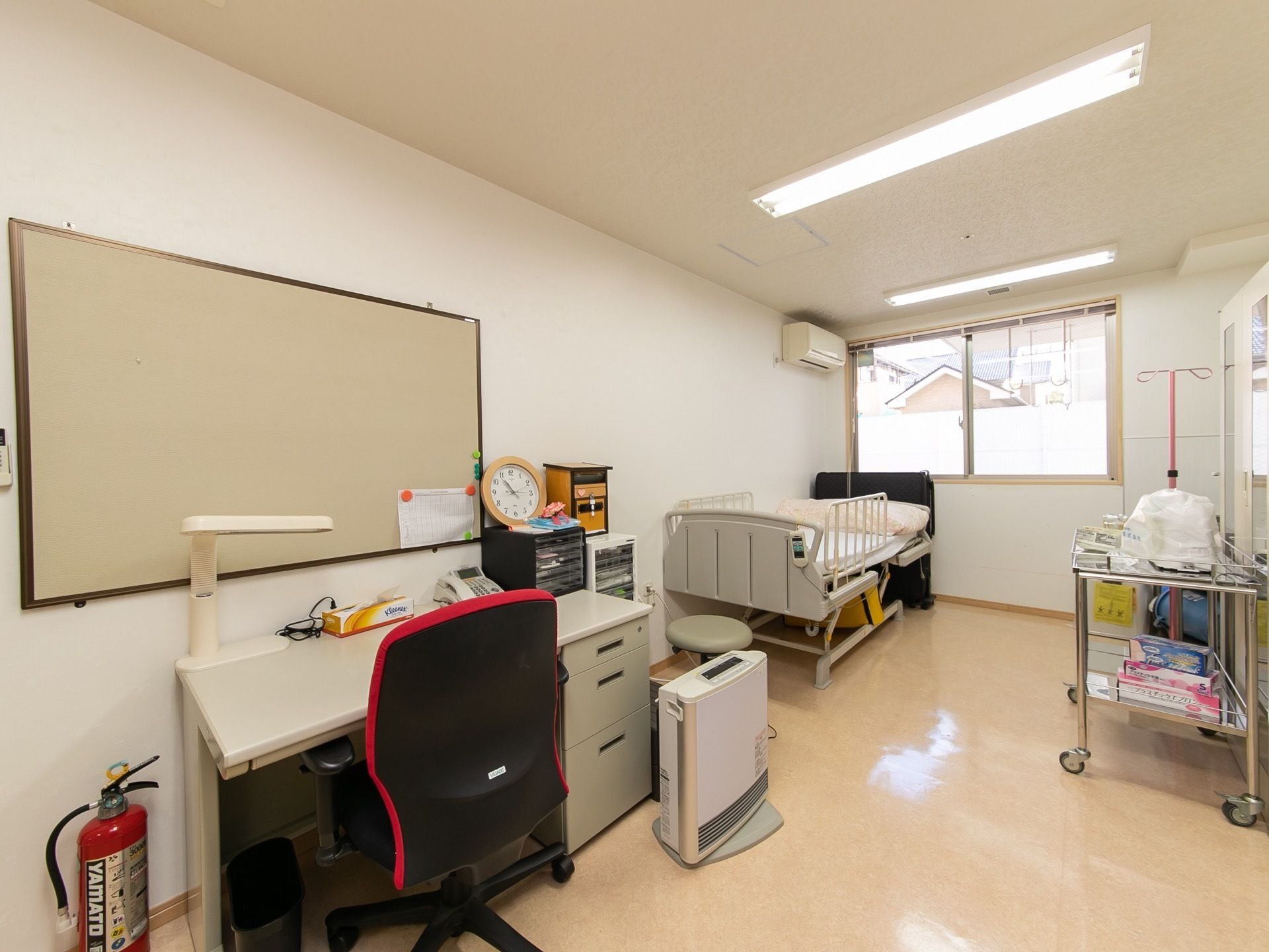 スタッフが見守るなか、休むことができる医務室である。エアコンや暖房器具、時計が備わっており、ベッドが置かれている。