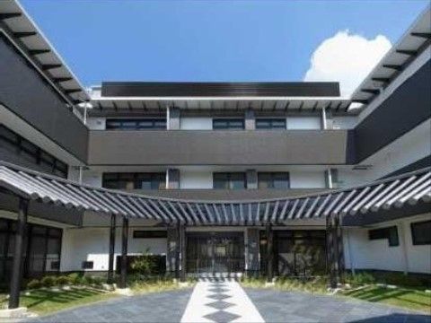 「メディケアー帝塚山」の外観。和風のデザインを採用した施設。