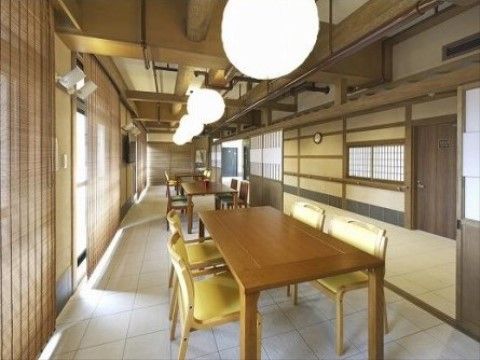 「メディケアー帝塚山」の食堂。和風の落ち着いた造りをした食堂。