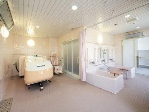 「メディケアー帝塚山」の浴室。入浴介助用の設備を整えている。