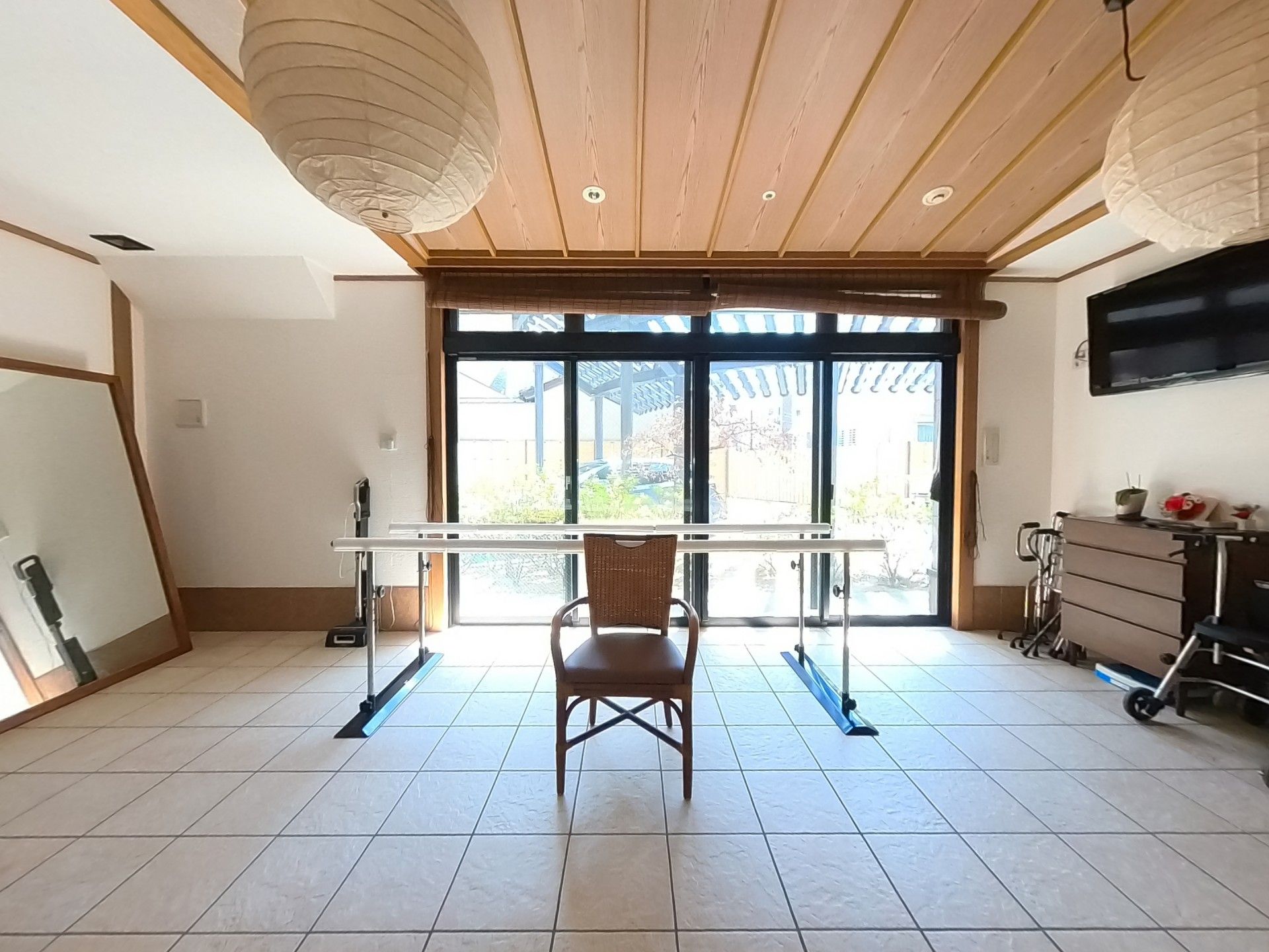 広い窓のある部屋