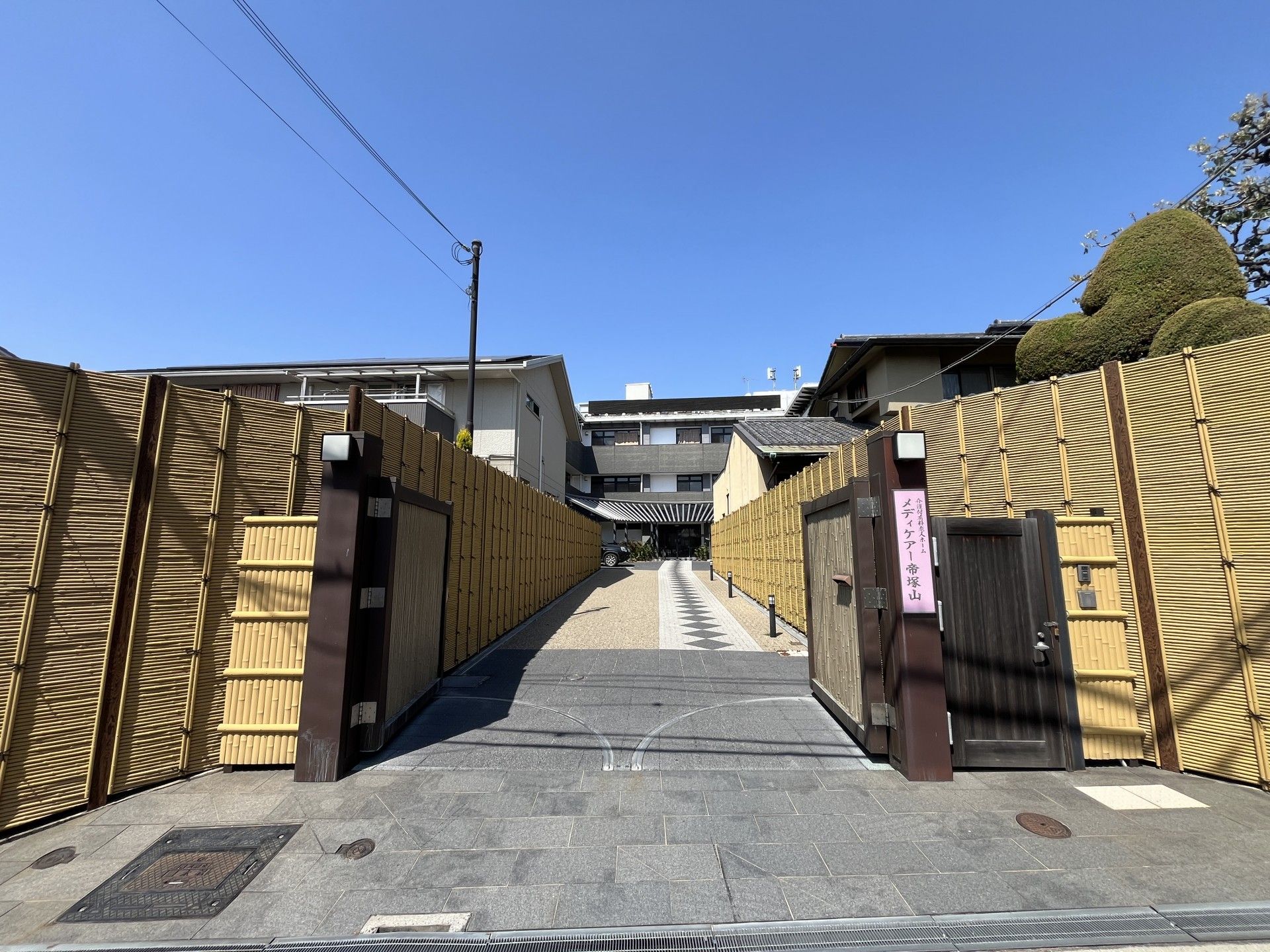 落ち着いた雰囲気の入口