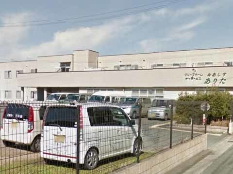 おあしすありたの外観。施設と、施設手前に駐車場。