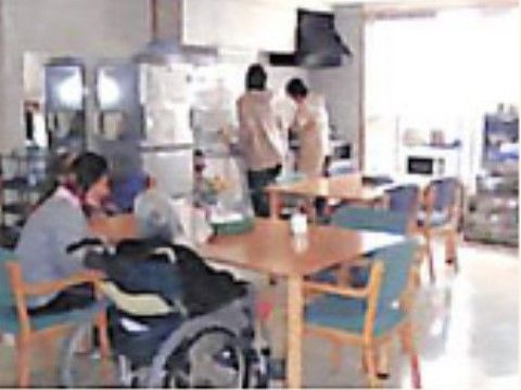 おあしすありたの食堂。スタッフが入居者様にお食事を介助している