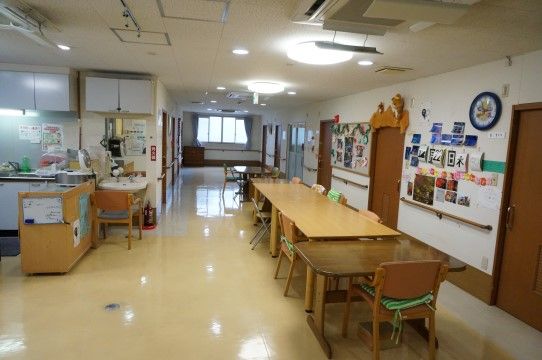 「おあしすありた」リビングです。安心感のある雰囲気で生活していただけます。