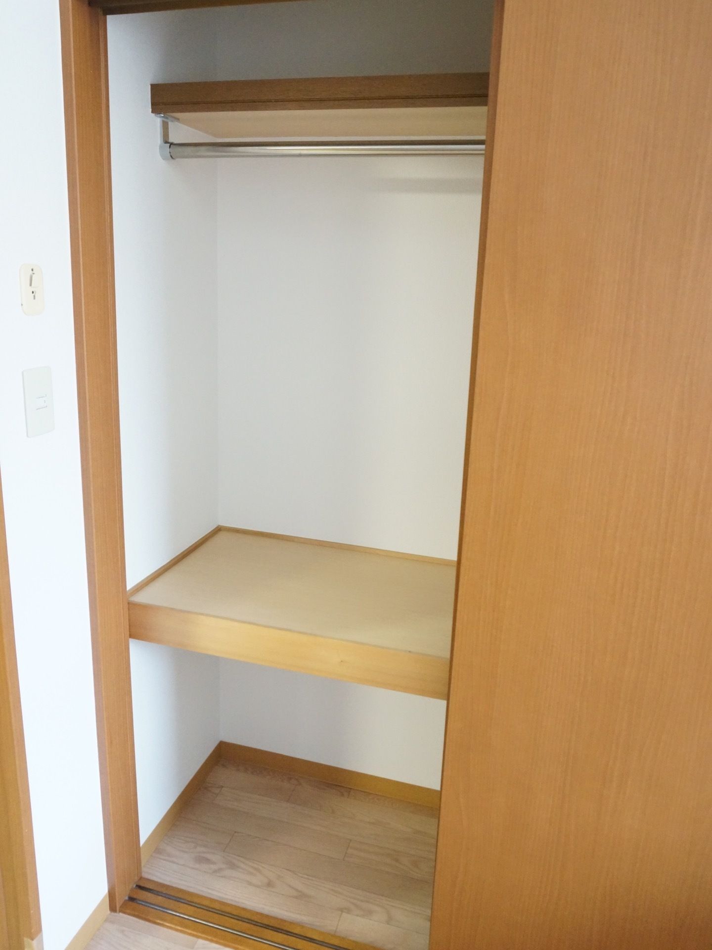 居室には、押入れが備わっている。上下段に分かれており、洋服がかけられるようハンガーポールが取り付けられている。