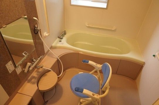 バリアフリー設計の浴室