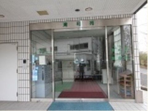 「清和苑」のエントランス。自動扉で開閉し、手を煩わせる事はしない。