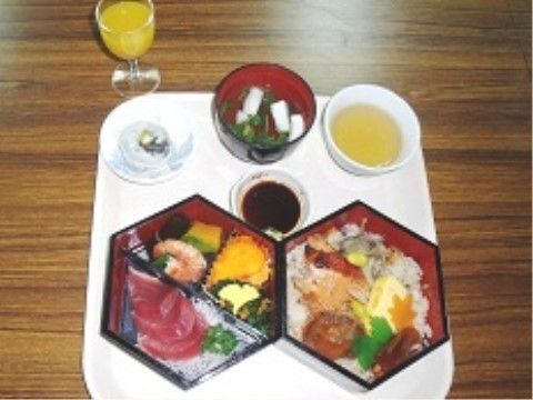 「懇談会」のお食事。普通食以外にも、特別食いただけるメニューを用意している。