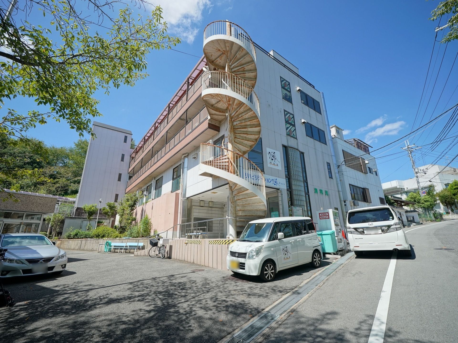 道路に面した大きな螺旋階段が特徴的な、ホームの外観