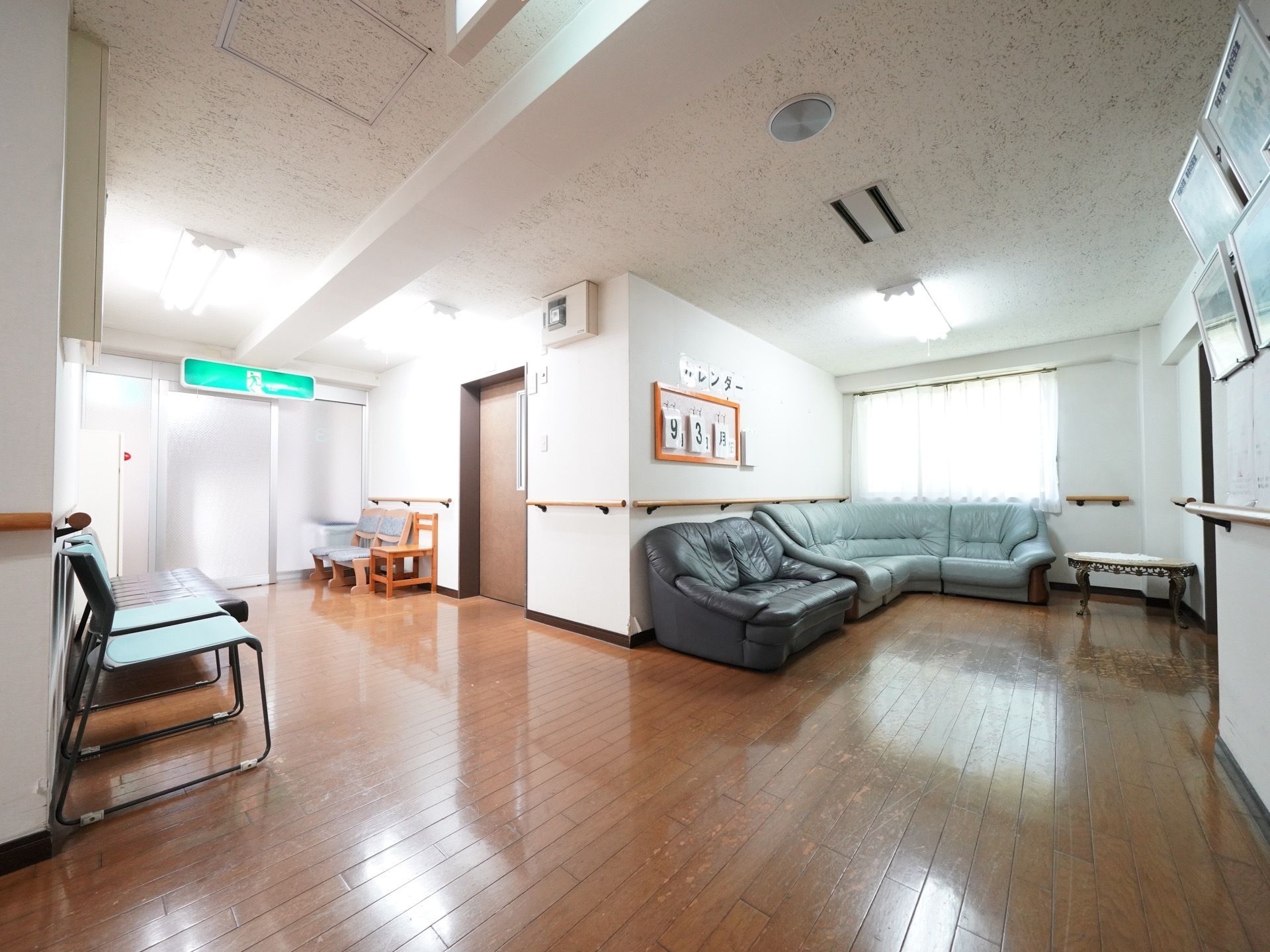 座りごごちの違うさまざまな種類の椅子が置かれている廊下