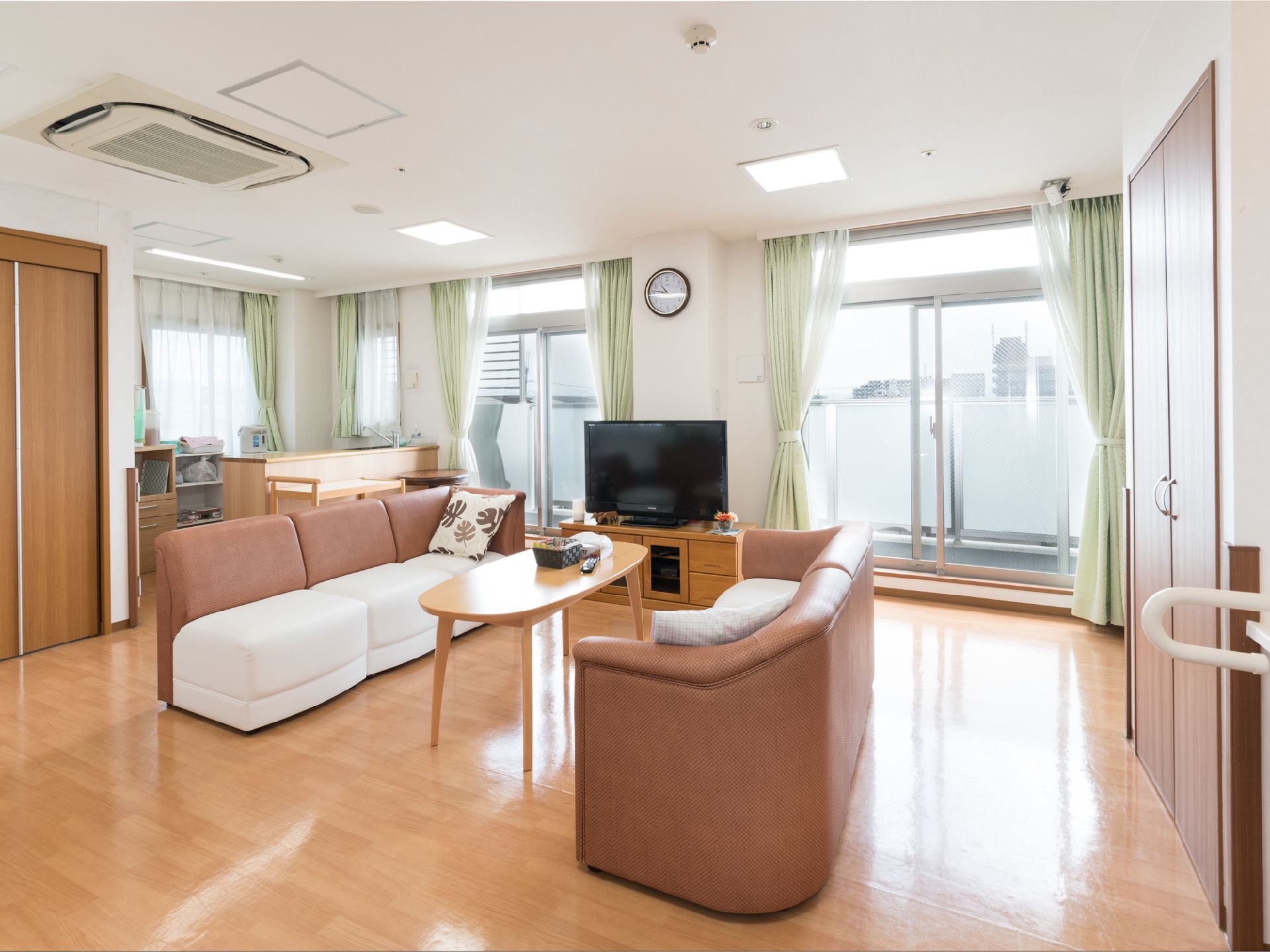 大きめのソファーとテレビが置かれた室内は、非常に開放感のあるものになっている。窓も大きいので、日差しを感じながら団欒する事が可能。