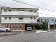 三階建ての建物で、二階・三階は広いベランダになっている。一階の外壁にはレンガが貼られ、縦長の細い窓がたくさん並んでいる。