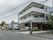 施設は3階建てになっており、すぐ前には駐車場のスペースが設けられている。また、入所者様の為に送迎用の車も用意されている。