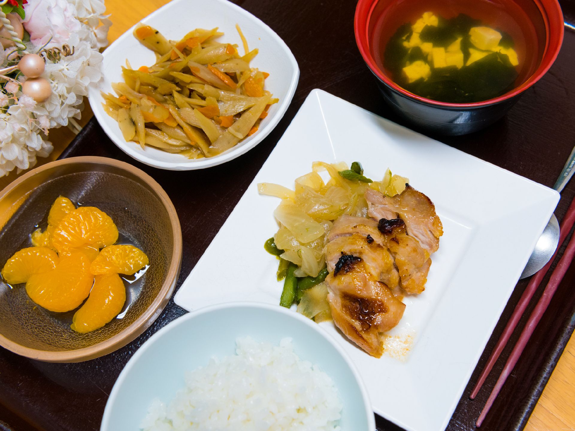 主菜は鶏肉と野菜の煮物、他にゴボウと人参の煮物、ご飯と、汁物にデザートのみかんの缶詰が用意されている。