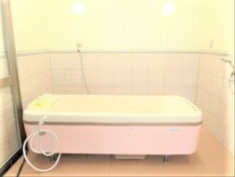 えがおの機械浴室。入浴時は必ずスタッフが介助・サポートをいたしますので、安心して、快適なご入浴ができます。