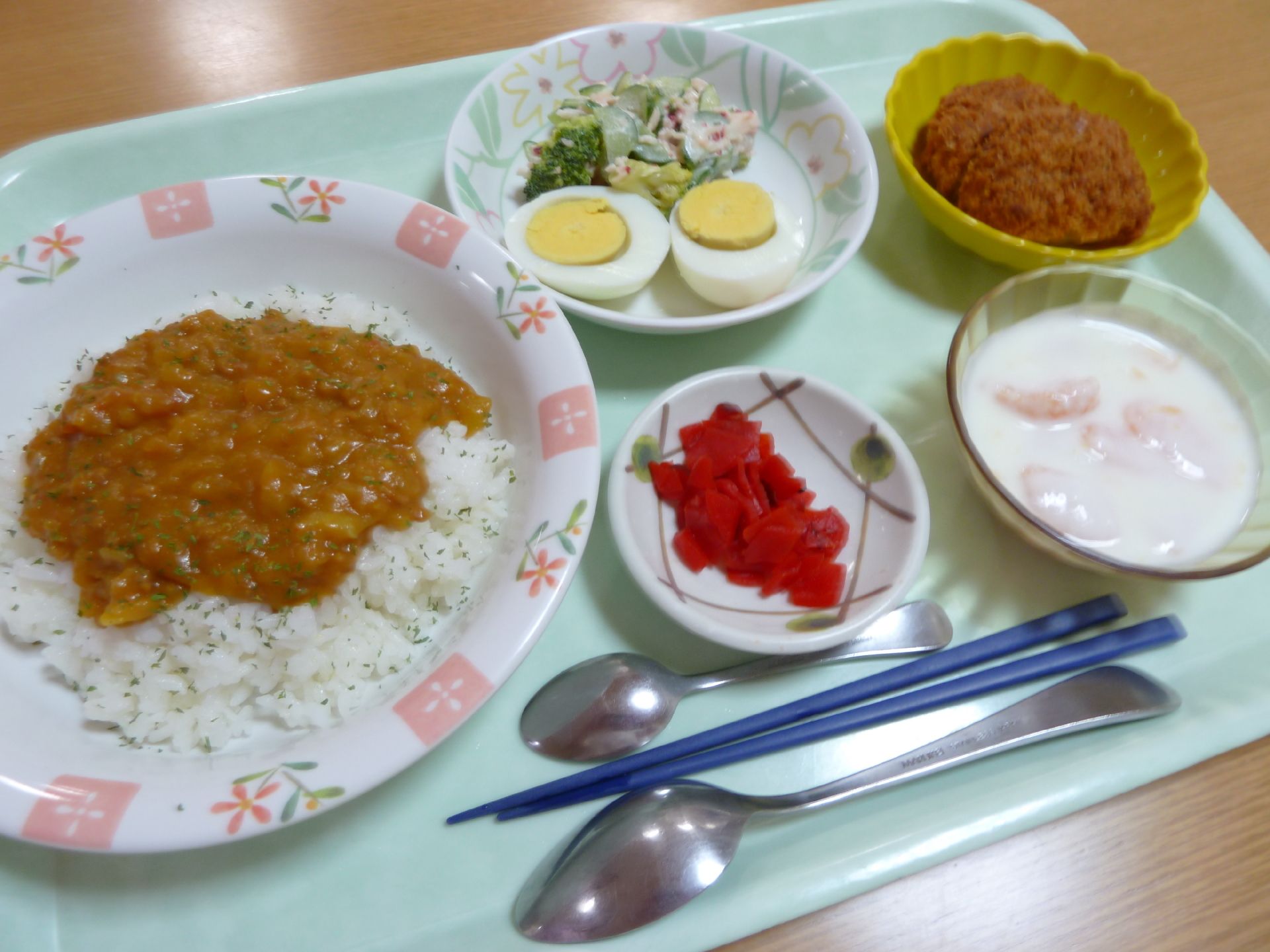 カレーライスとコロッケやサラダのセット