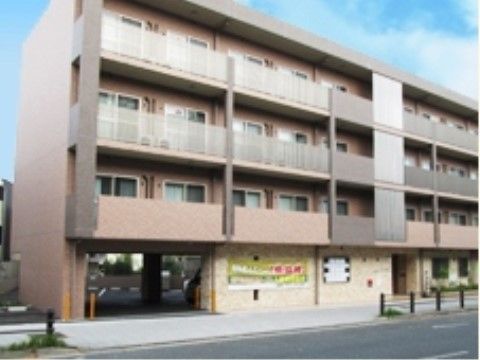 柴胡苑の外観。地上４階建てのマンションのような施設