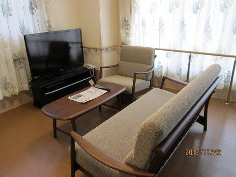 柴胡苑の談話室。落ち着いた色味でまとめられた談話室