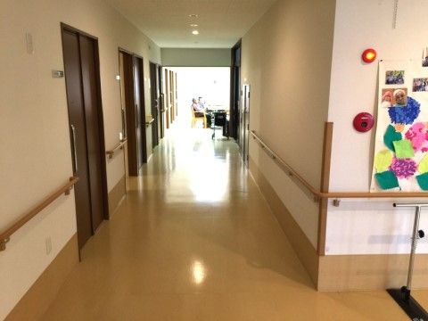 「南陽の里」の廊下。幅が広めの滑らかな床を施している。