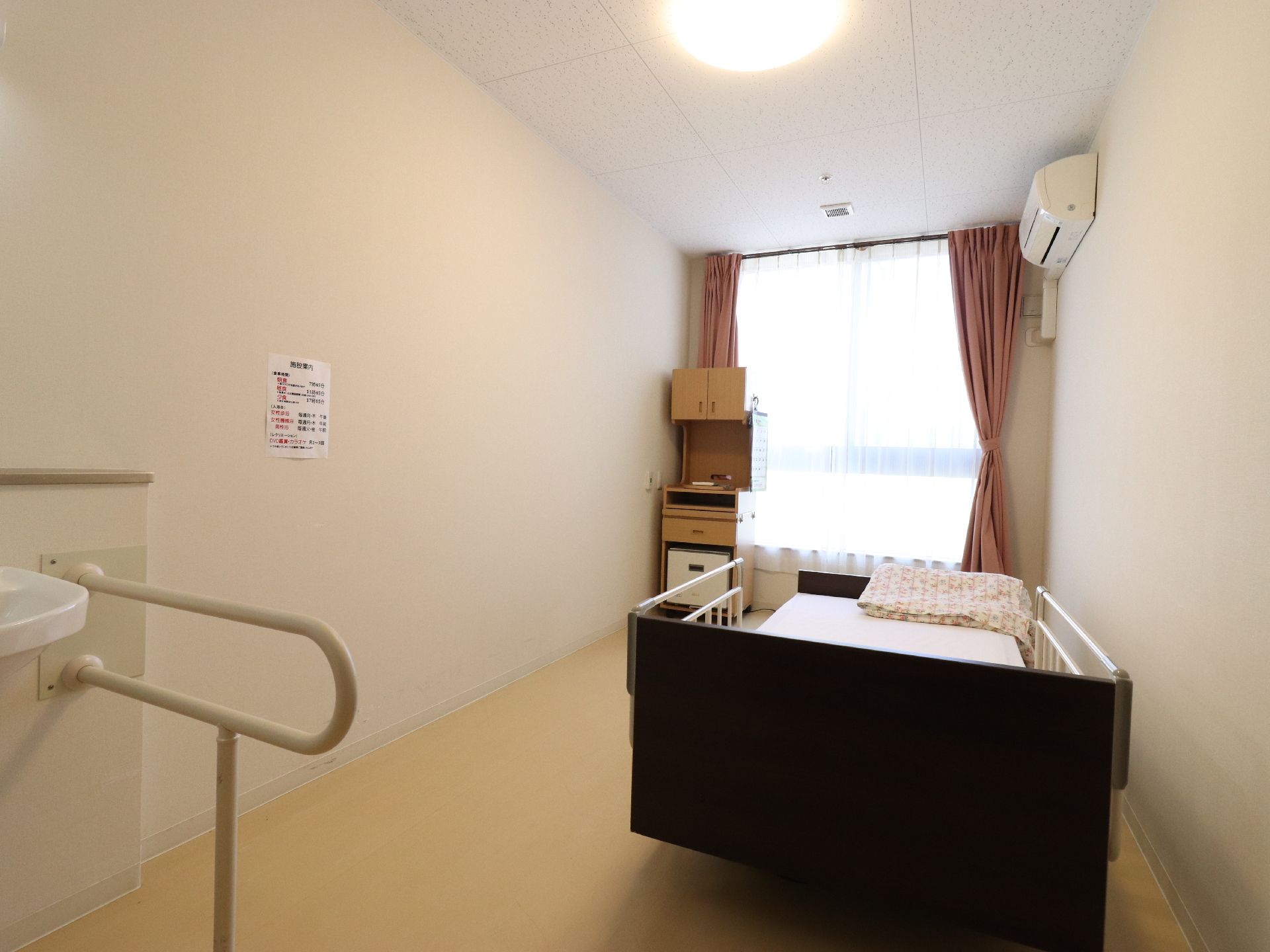 コンパクトな部屋であるが、大きな窓があり、大変明るくなっている。エアコン、電動介護ベッドが設けられている。