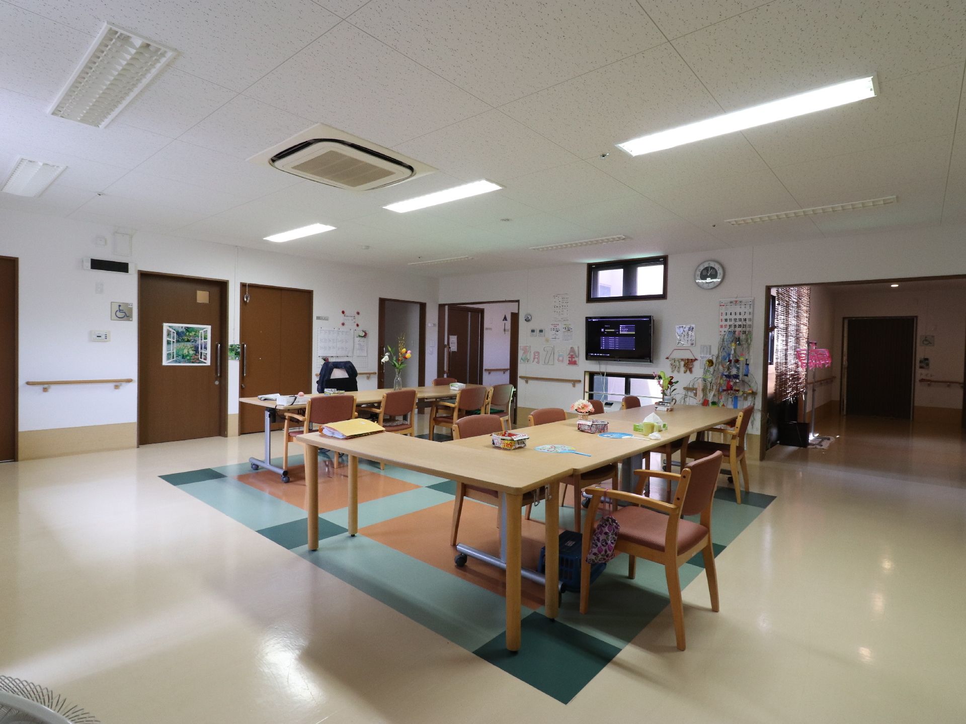 大人数が収容できる広い空間で、手すりや空調も完備されている。車椅子での利用も楽に移動できるようになっている。