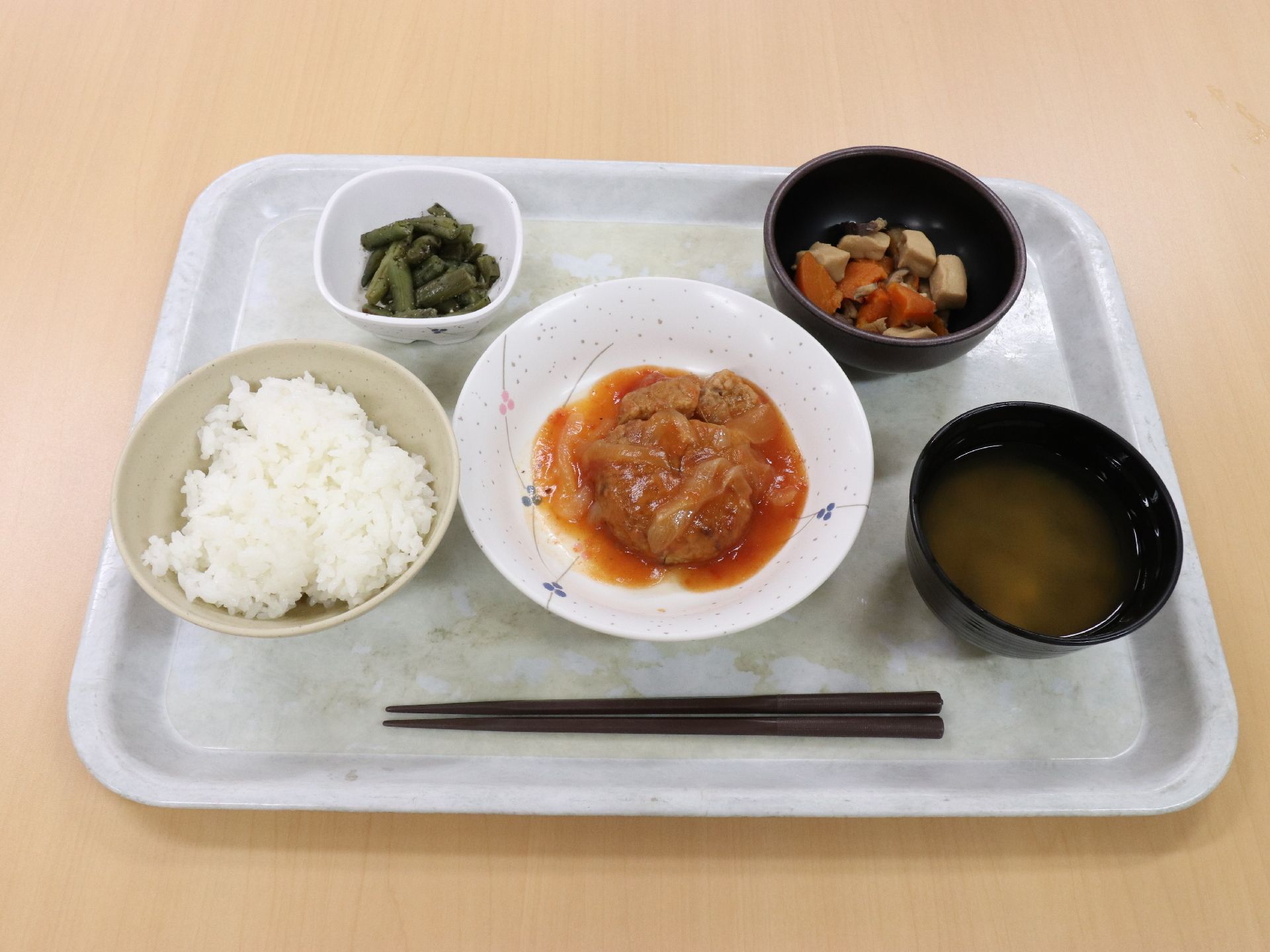提供するメニューはお肉のタンパク質、白米、高野豆腐の煮物、野菜の漬物、汁物と栄養バランスが考えられている。