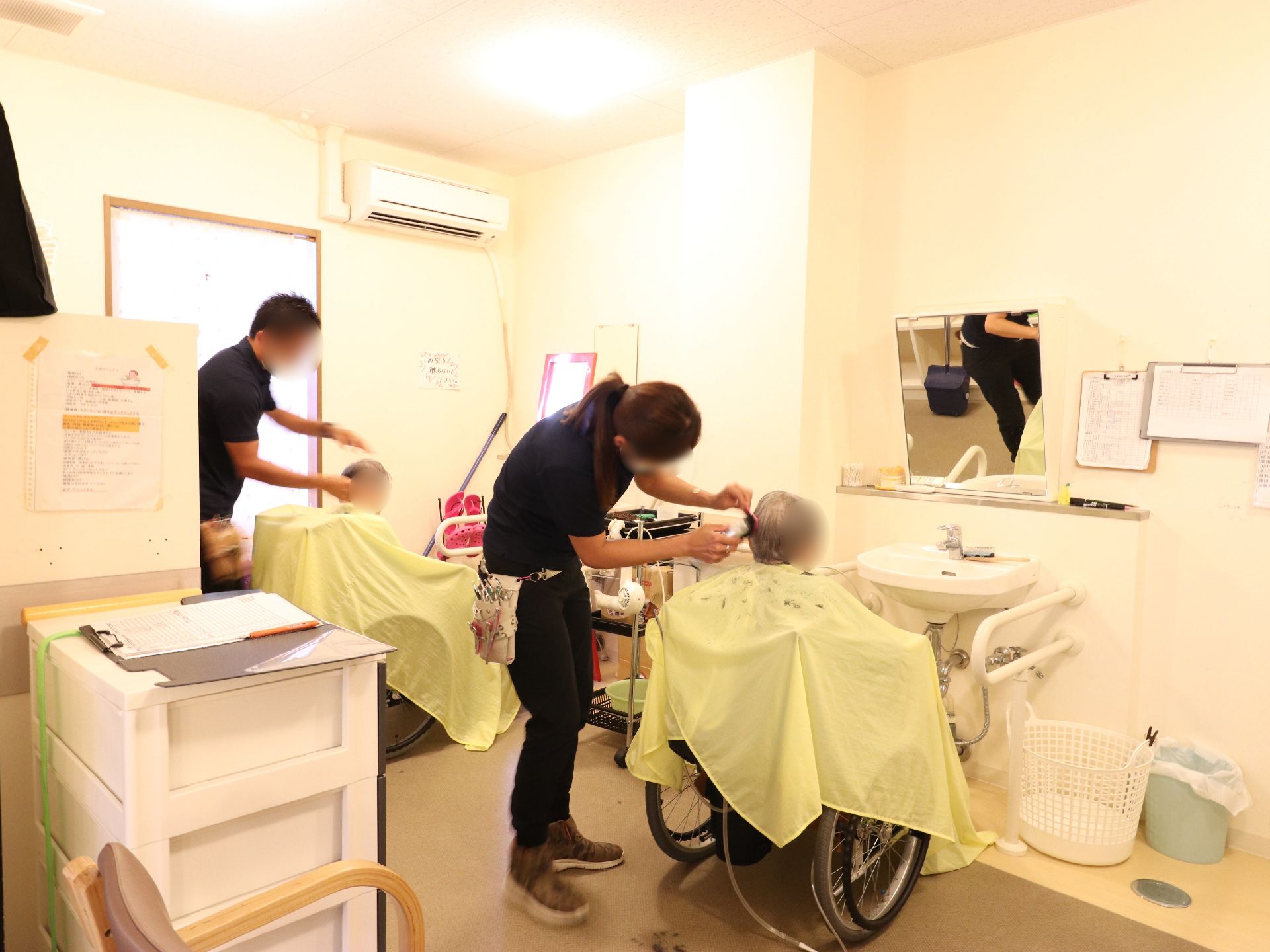 体が不自由で床屋や美容院に行けない方の為に、美容師が施設に来て髪の毛をカットしてくれるので、快適に生活できる。
