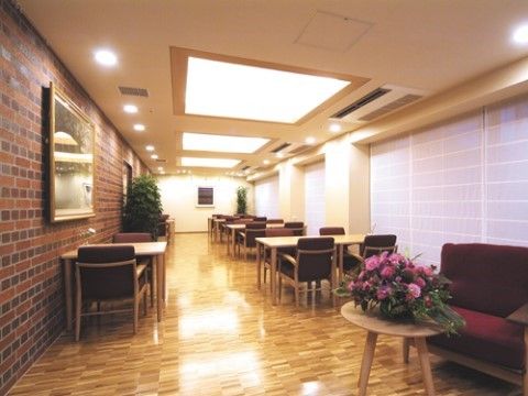 ブラウンの壁面、テーブルと茶色の椅子が整列する食堂