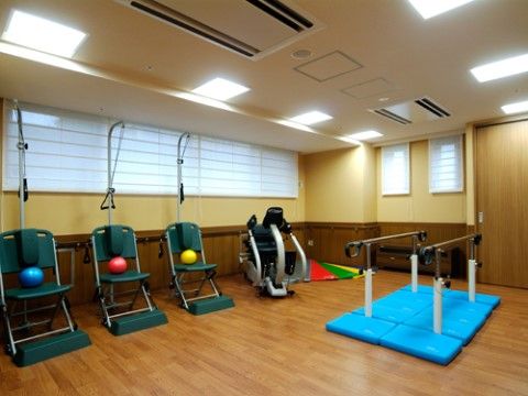 機能訓練室には様々なトレーニング用の機器が設置してあり、入居者様それぞれに合わせたリハビリが行えるようになっている。