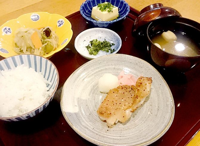 ご飯と味噌汁がセットになった和食