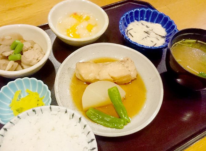 魚と大根の煮物がメインのメニュー