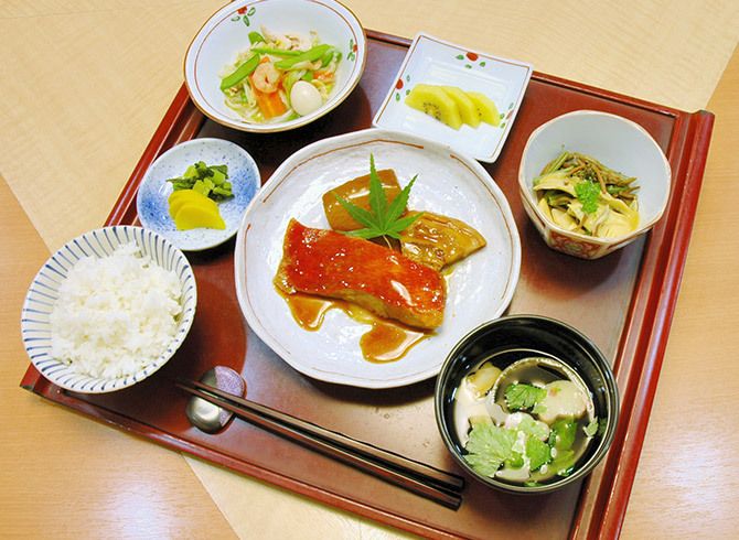 鯛の煮つけがメインのご飯と味噌汁がセットになった和食