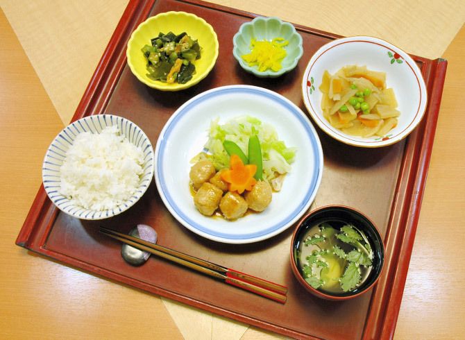 ご飯と味噌汁がセットになった和食