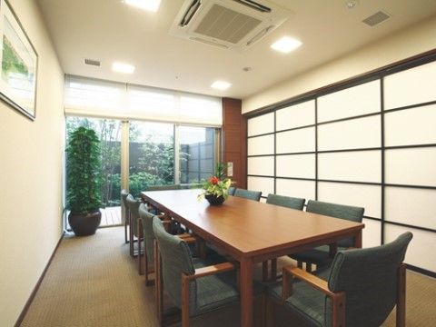 ご家族様だけでご利用いただけるダイニングスペースである。気兼ねないくつろぎができるよう、閑静で落ち着いたデザインにまとめられている。