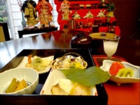 センチュリーシティ都島のお食事。ひな祭りの時はひな人形やちらしずしやはまぐりのお吸い物などを提供している。